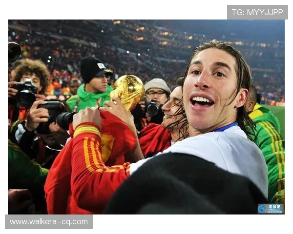 足球巨星温暖瞬间与小粉丝亲密互动传递梦想与希望